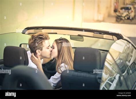 junges paar küssen im auto stockfotografie alamy