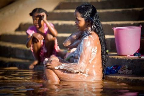 Cewek Cantik Bali Mandi Di Sungai Telanjang Bulat