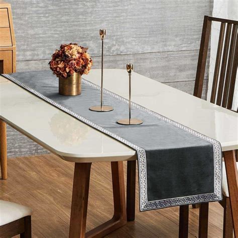 Attractive And Modern Dining Table Runner Design Ideas