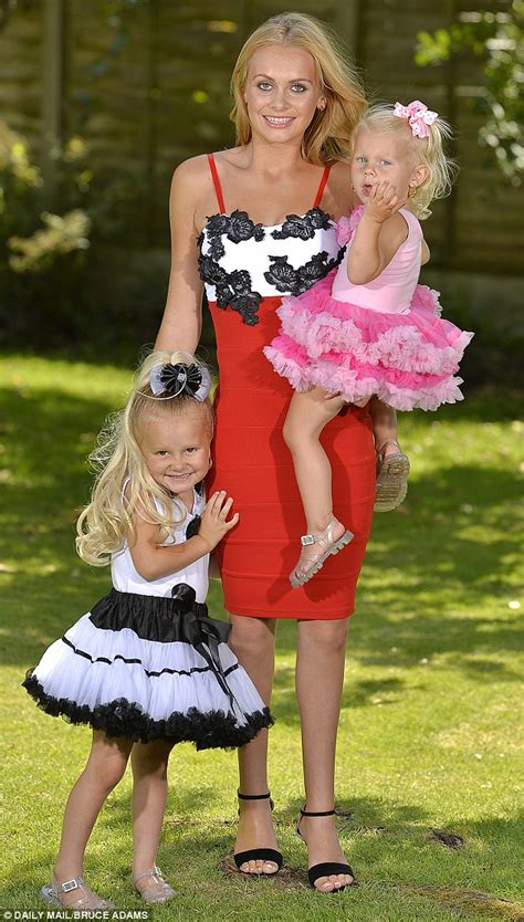 Mother Dresses Up 4 Year Old Daughter In Hooters Outfit For Beauty Pageant Daily Mail Online