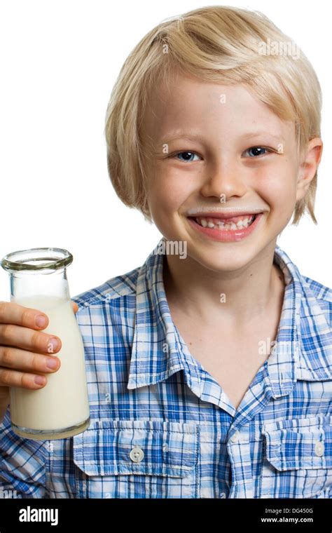close up de un chico lindo feliz con bigote de leche y una botella de leche aislado en blanco