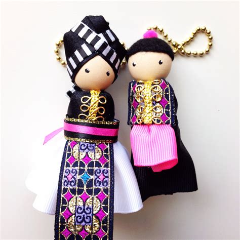 hmong-couple-keychain-couples-keychains,-christmas-ornaments,-novelty-christmas