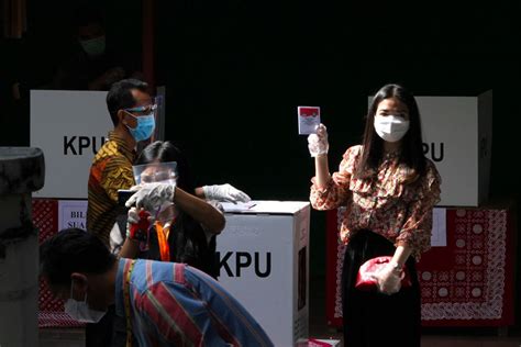9 desember 2020 | news. Gaya Selvi Ananda Pakai Clutch Gucci Saat Nyoblos Pilkada ...