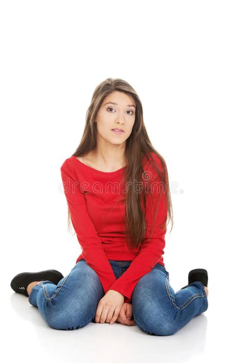 Ontspannende Vrouwenzitting Op De Vloer Stock Foto Image Of Wijfje Tiener