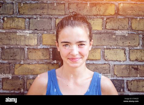 Lächelnde Teenager Mädchen Fotos Und Bildmaterial In Hoher Auflösung