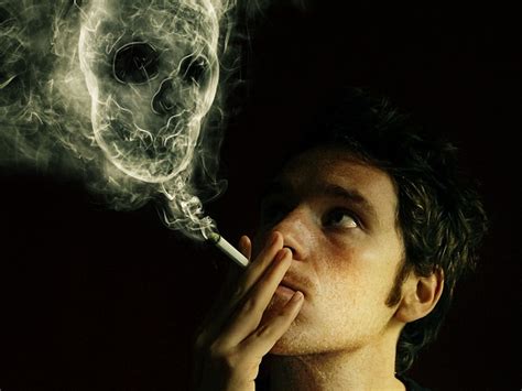 download foto keren orang merokok background