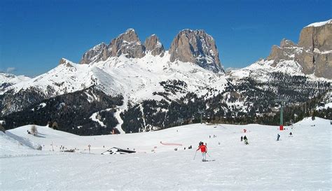 Skigebiet canazei, blick über das skigebiet mit der sellagruppe und dem sass pordoi im hintergrund. Canazei - Trentino, Dolomiten - Italien