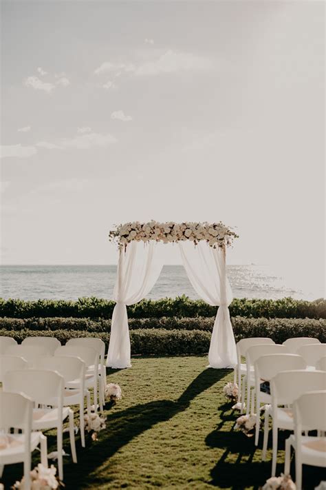 Classy Meets Tropical In This Gorgeous Four Seasons Resort Oahu Wedding
