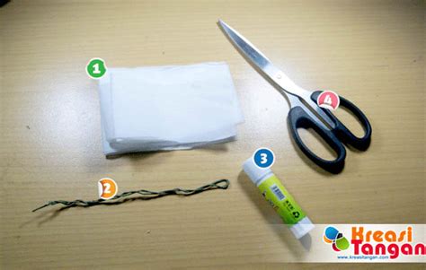 Jendela kaca yang awalnya monoton, bisa tambah apik dengan hiasan jendela kelas seperti ini. 4 Cara Membuat Bunga dari Kertas Krep Terbaru | Gambar Bunga