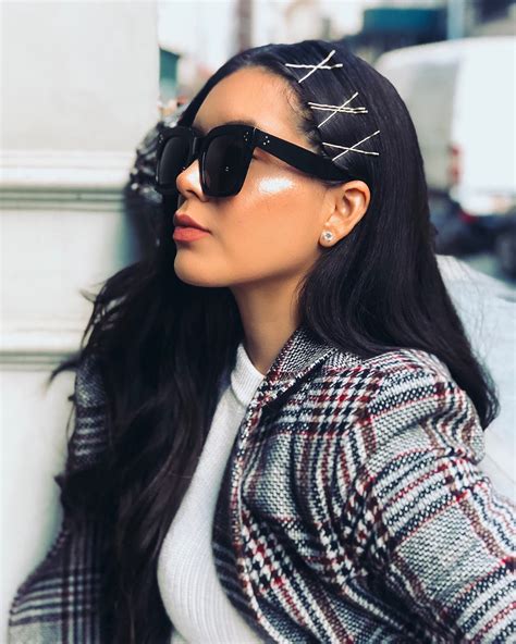 Golden bobby pins look great on this short bob with a half updo style, twisted updo looks really vintage and romantic. BOBBY PIN HAIRSTYLES / By Erika Batista