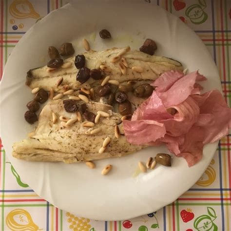 Ora pesce consigliatissimo, fidatevi di loro, il pesce è freschissimo e di primissima scelta, anche semplicemente cotto a vapore con un filo di olio buono si ha un piatto gustoso e genuino!! Ricetta Branzino alla ligure - La Ricetta di GialloZafferano