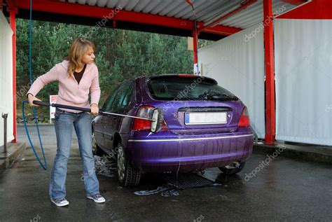 Mujer Joven Lavando Su Coche Foto De Stock Philipus