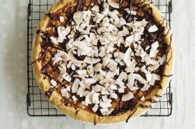Spread remaining 1/2 cup caramel on top of chilled pie, then top with coconut mixture, pressing down to make an even layer. Samoa Pie Recipe | Bakepedia