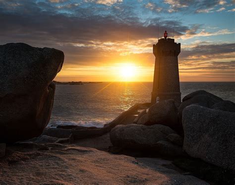 Soleil Couchant Sur Le Phare De Men Ruz à Ploumanach Côtes Darmor