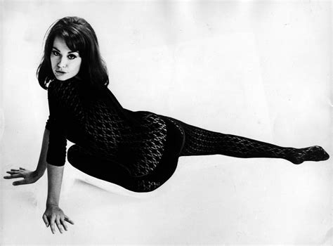 Domino Claudine Auger Club James Bond France