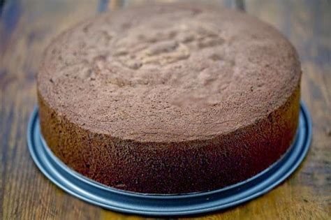 It was her favorite cake recipe for years. Schokoladen Biskuit Boden | Schokoladen biskuit, Kuchen ...