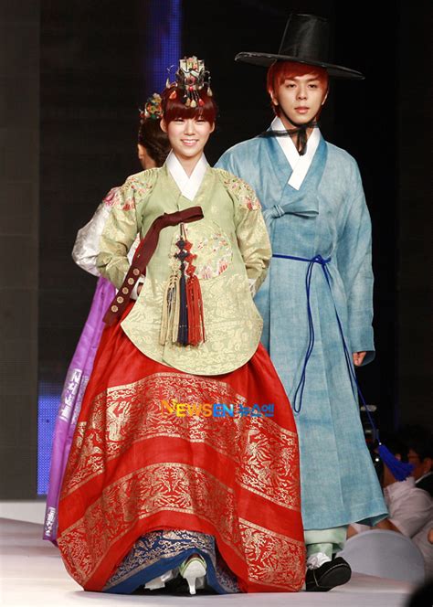 Pictures Kara And Rainbow Walked The Runway In Hanbok Daily K Pop News