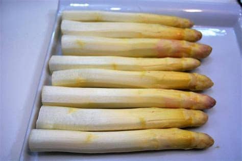 En este post os explicamos cómo cocinar los espárragos verdes, ya que son perfectos para recetas en frío, como guarnición o a la plancha. Como cocer espárragos frescos al punto