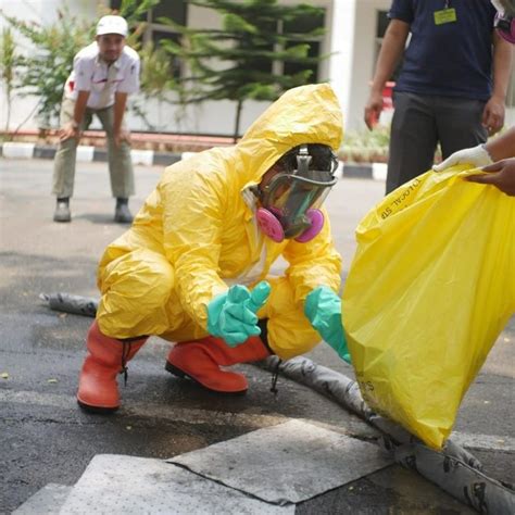 Pelatihan Penanggulangan Tumpahan B3 Hazardous And Noxious Substance