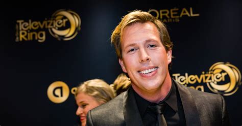 Giel moet eerlijk zijn wanneer ze naar zijn stoute verleden als reisleider vragen. Freek Vonk en Peter R. in Saved by the Bell | Show ...