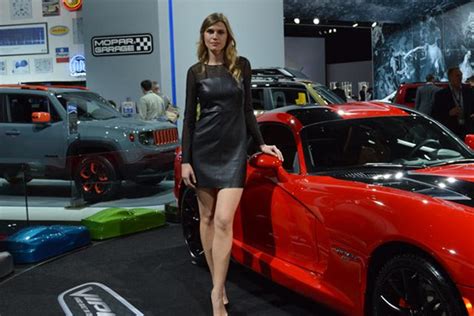 Check Out The Gorgeous Girls Of The 2015 Detroit Auto Show Carbuzz