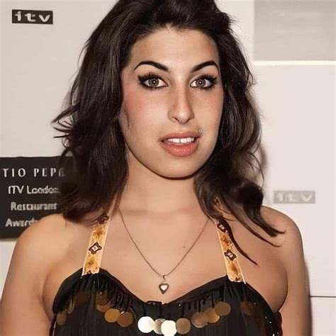 Pin By Julia Narvine On Amy Winehouse In 2022 Amy Winehouse Style Amazing Amy Winehouse