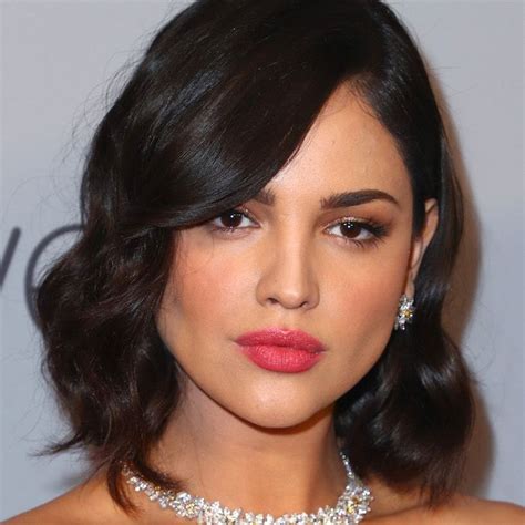 The volume of hair hanging down your neck accentuates the visibility of the double chin. Best Haircut For Over 50 Woman With Jowls And Hooded Eyelids - which haircut suits my face
