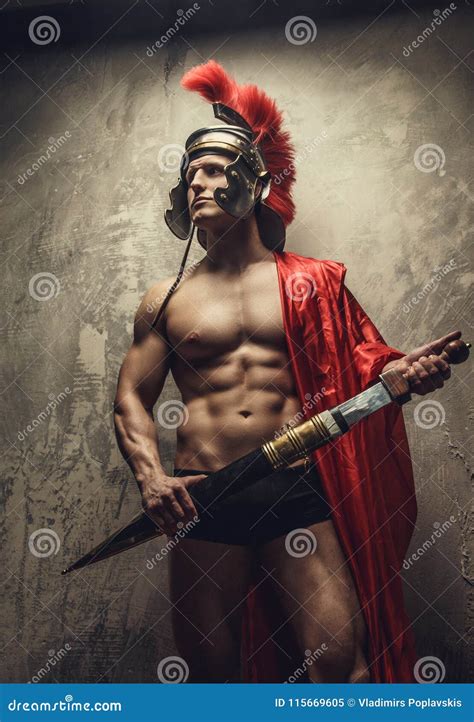 Homme Musculaire Dans Une Armure Romaine Image stock Image du métal