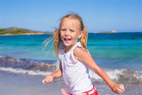 Bambina Felice Che Gioca Sulla Spiaggia Immagine Stock Immagine Di Festa Ragazza