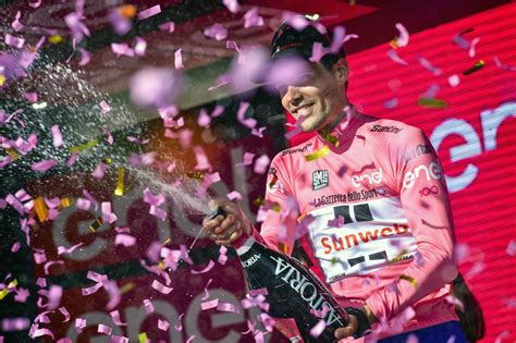 Former giro d'italia winner tom dumoulin abandoned the race shortly after the start of the fifth stage. Tom Dumoulin dominates Giro time-trial and takes over ...