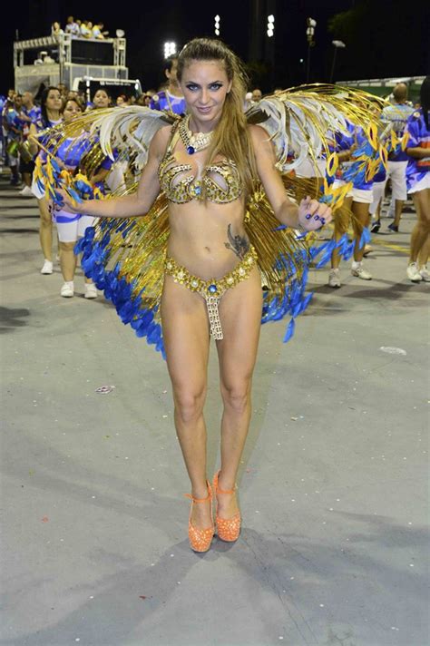 Decotada Carol Narizinho Arrasa Em Ensaio De Carnaval Em Sp Quem São Paulo