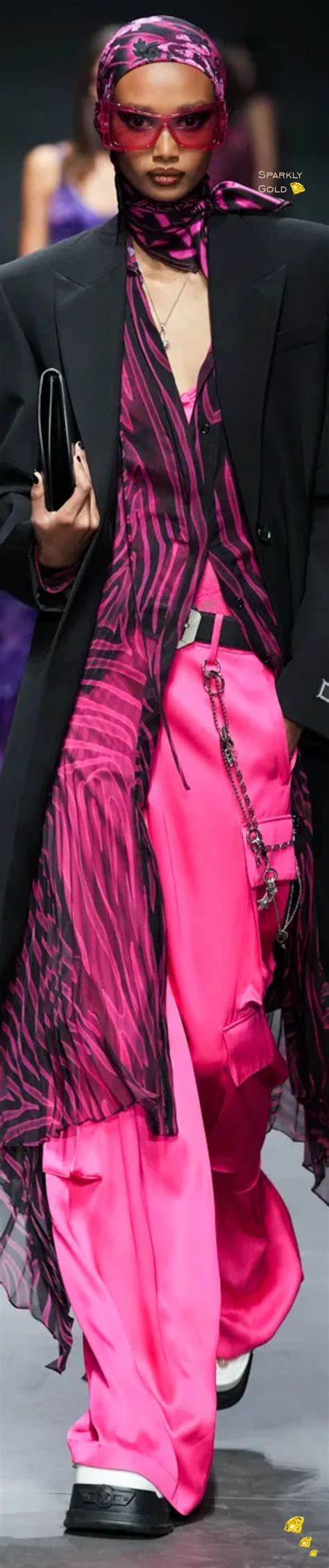 Versace Spring2023 Runway Sparklygold Hautecouture Fashion 🌸☀️