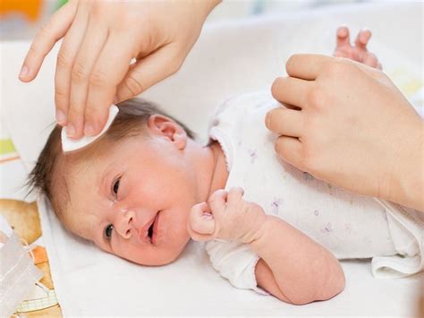 Bayi yang minum susu formula pasti sering mendapatkan permasalahan lidah putih. Cara Merawat Kulit Kepala Bayi Baru Lahir - PerawatanBayi.com