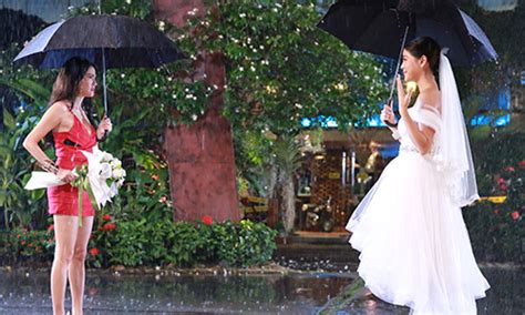 กิ๊บซี่ วนิดา สลัดความเซ็กซี่ สวยหวานในชุดแต่งงาน งดงามราวกับเจ้าหญิง : "กิ๊บซี่-สายป่าน" จิกหัวตบกันกลางสายฝน ย้ำ! แค้นเข้าไปอีก ...
