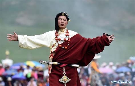 Traditional Tibetan Costumes Presented In Fashion Show 1 Chinadaily