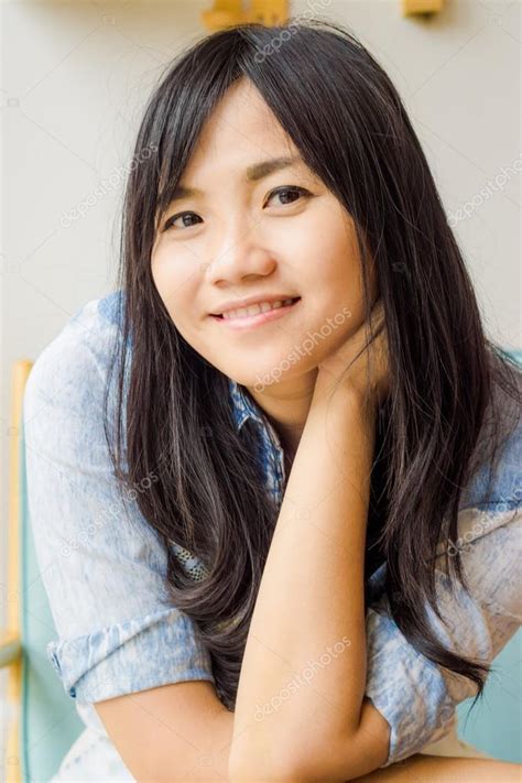 幸せな笑顔のアジア女性の肖像画 — ストック写真 © Benedixs 87230984