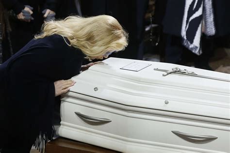 Sylvie Vartan Qui Embrasse Le Cercueil De Johnny Hallyday Lors De Ses