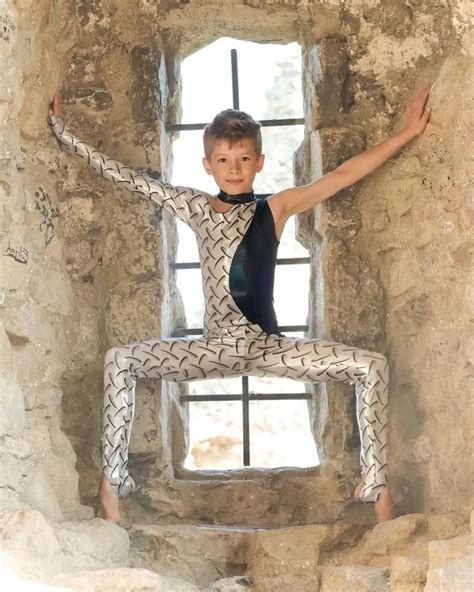 Pin By Kakarotto On Flexible Boy Dancer Strike A Pose The Incredibles