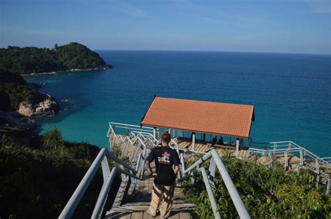 While the smaller island, perhentian kecil is the hub of nightlife and eateries, the larger one, perhentian besar is the calm one with some of the most beautiful resorts. 14 Tempat Menarik Di Pulau Perhentian | Panduan Bercuti Ke ...