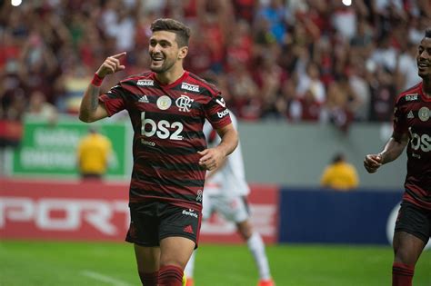 Aos 23 minutos, o árbitro da partida, fernando rapallini, marcou falta de salazar em arrascaeta, por disputa por baixo. De Arrascaeta: "Son dos equipos con mucha jerarquía", dijo ...
