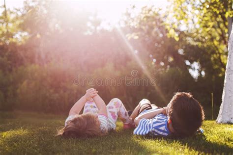 bruder mit seiner kleinen schwester stockfoto bild von mann schön 112023026