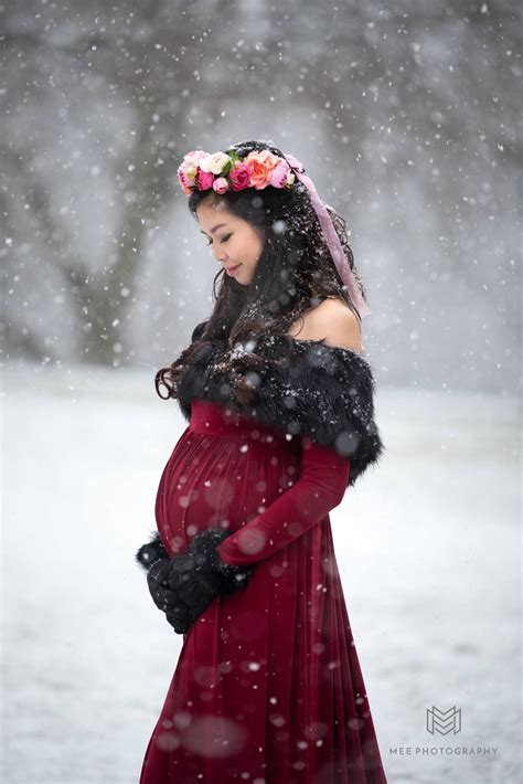 maternity photo ideas in the snow red maternity dress maternity maternityphotography