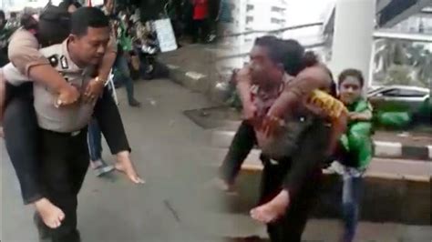 Bokep indo | bokep terbaru kimcil. Video Viral Polisi Gendong Ibu-ibu Driver Ojol yang ...