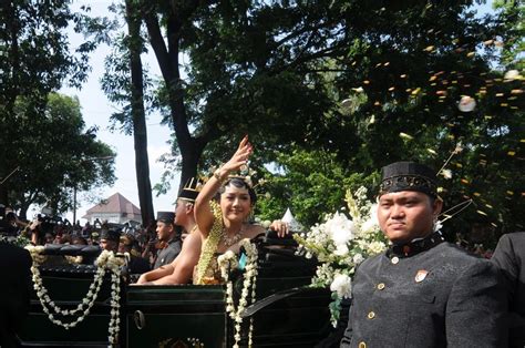 Lipstik Erina Gudono Nempel Di Gigi Saat Kirab Pernikahan Gimana Ya