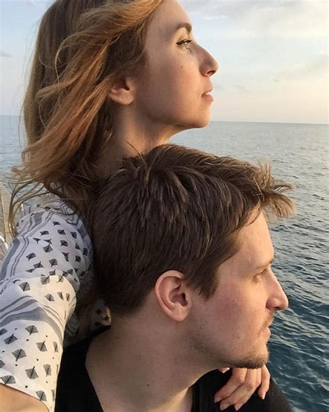 Edward snowden is not skulking in a secret russian bunker but is living an ordinary life in moscow with his longtime girlfriend, lindsay mills. Could Edward Snowden be SWAPPED for Russian criminal ...