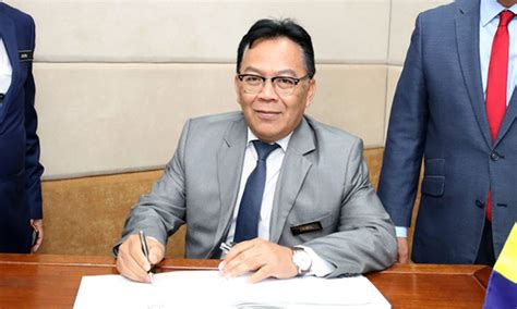 Beliau pernah berkhidmat di kementerian kewangan, kementerian pelajaran, kementerian pembangunan luar bandar dan wilayah, kementerian hal ehwal dalam negeri dan kementerian sumber asli dan. Jamil Rakon KSU baru KDN