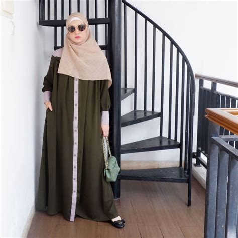 10 Gaya Padu Padan Dress Dengan Hijab Ala Natasha Rizky Yang Memesona