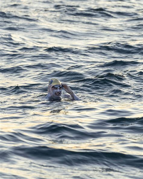 Bild Zu Amerikanerin Durchschwimmt Als Erster Mensch Viermal Ohne
