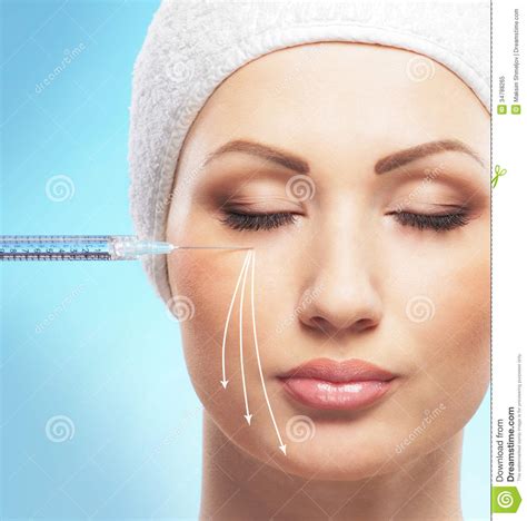 La Belle Femme Obtient Une Injection Dans Son Visage Image Stock Image Du Médical