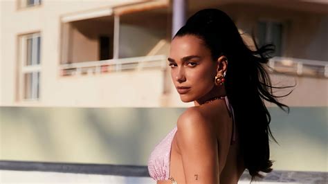 Dua Lipa Shows Off Stunning Physique As She Wows In Sparkling Pink